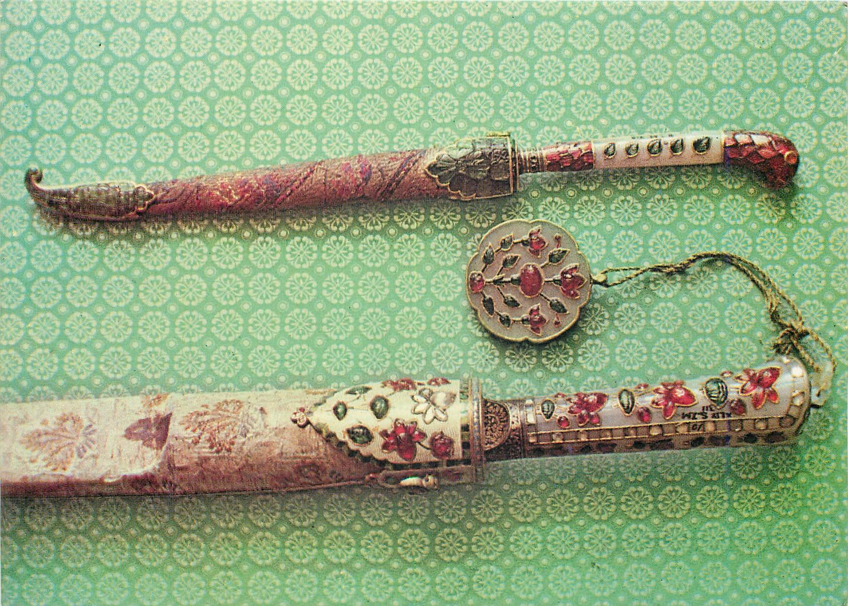 Armes serties de pierres précieuses — Salar Jung Museum — n° 197