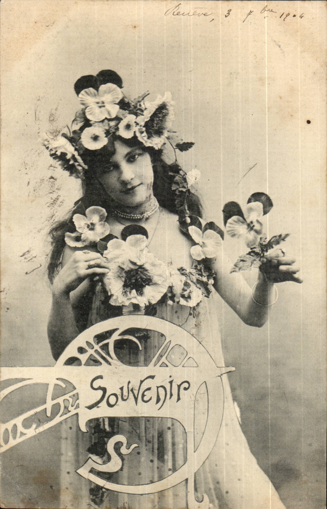 Donna con corona di fiori — Souvenir — Phototype A. Berkeret & Cie, Nancy, n°3