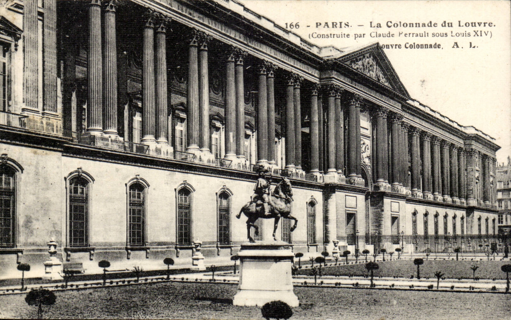 Paris CPA La colonnade du Louvre