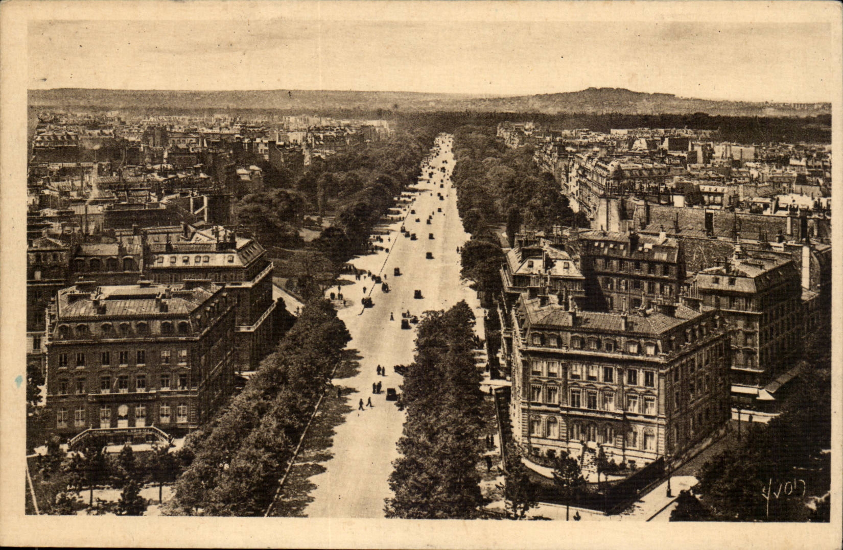 Paris CPA l'avenue du bois de Boulogne vue de l'arc de triomphe Dans le fond le mont Valerien