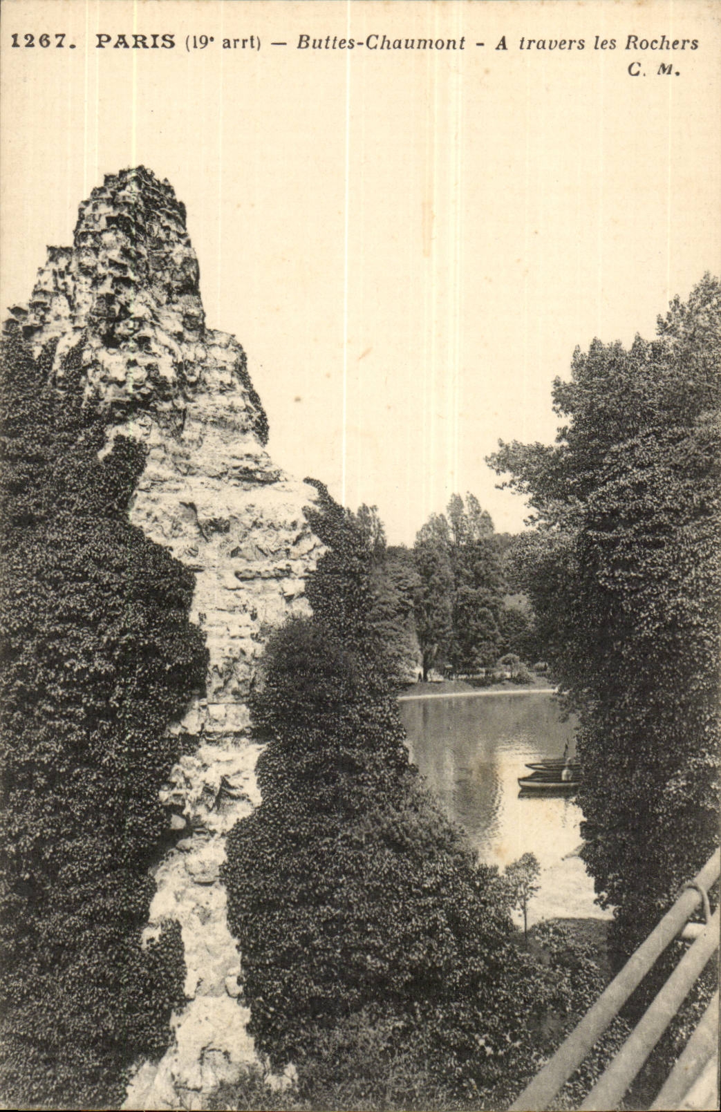 Paris CPA Buttes Chaumont A travers les rochers