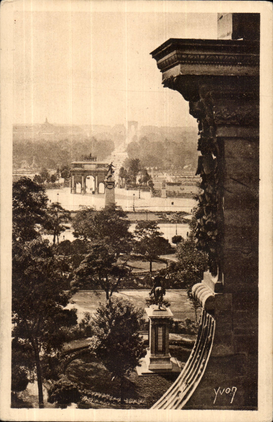 Paris CPA Perspective sur le jardin des Tuileries et l'arc de triomphe