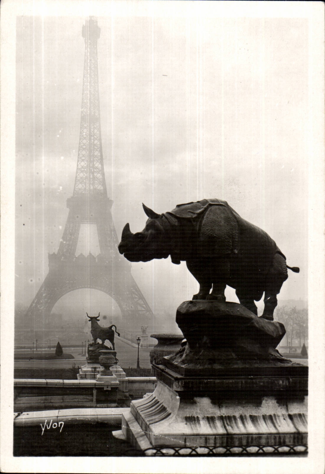Paris CPA La Tour Eiffel vue des jardins du Trocadero (rhinoceros)