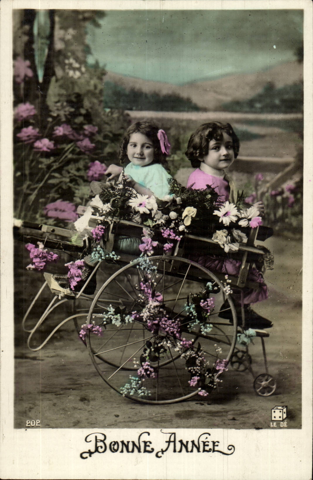Deux jeunes filles dans un landau fleuri — Bonne Année — LE DÉ, n° 202