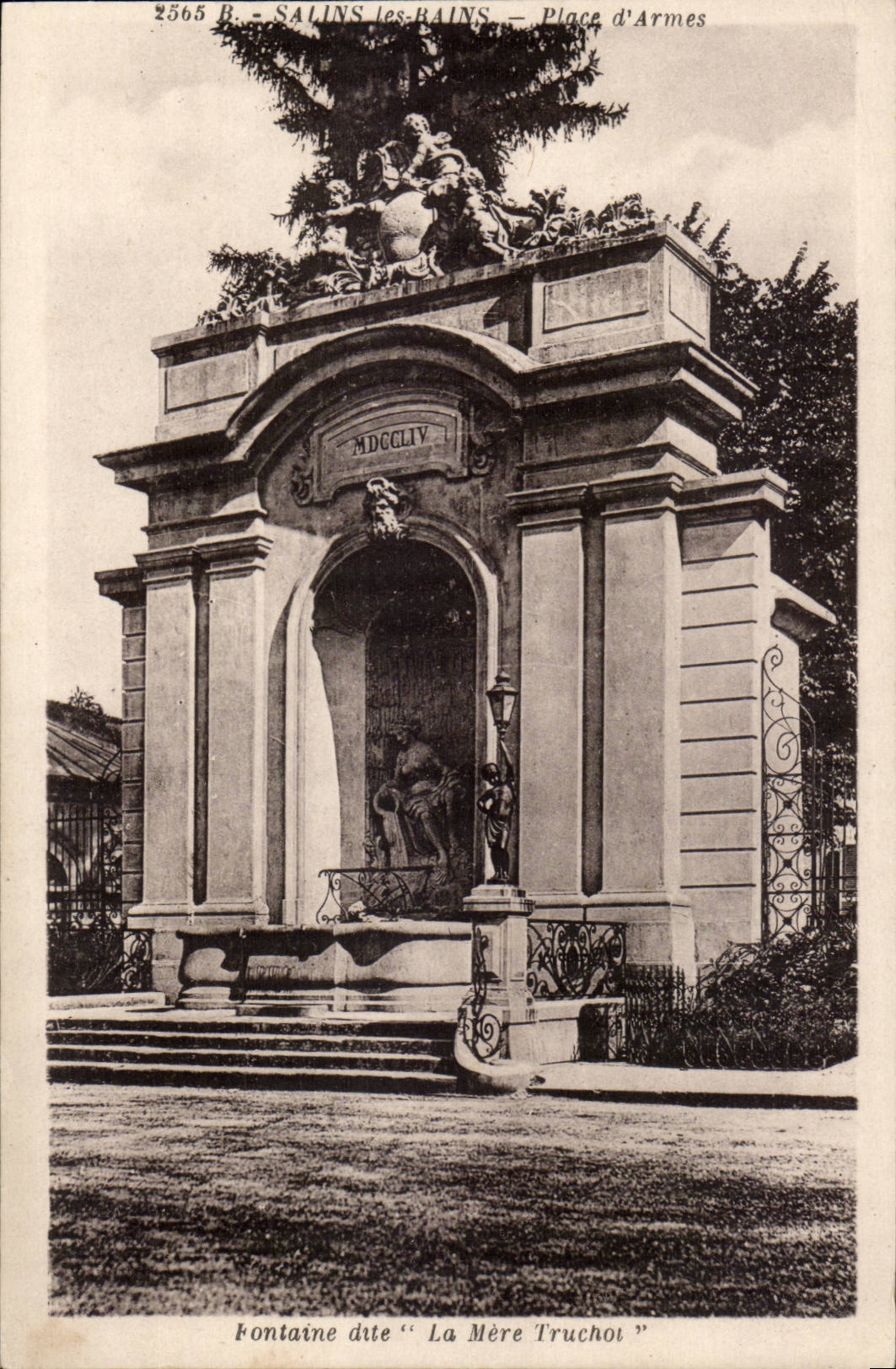 Salins-les-Bains — Place d'Armes — Fontaine 'La Mère Truchot' — éditeur B. 2565 B