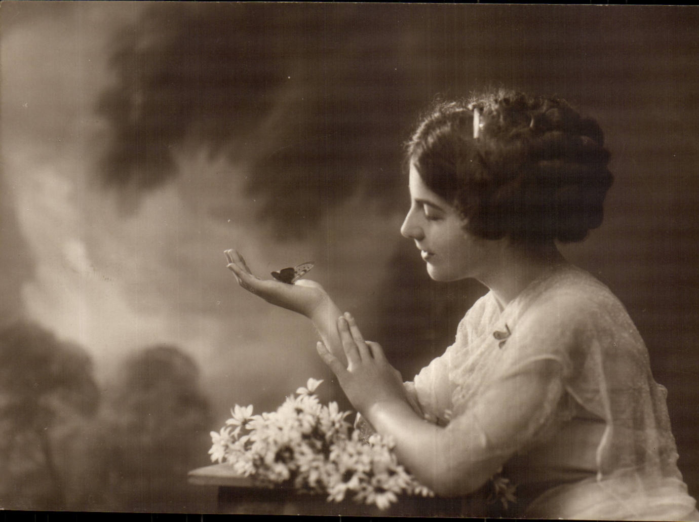 Femme avec papillon — scène de studio — éditeur inconnu