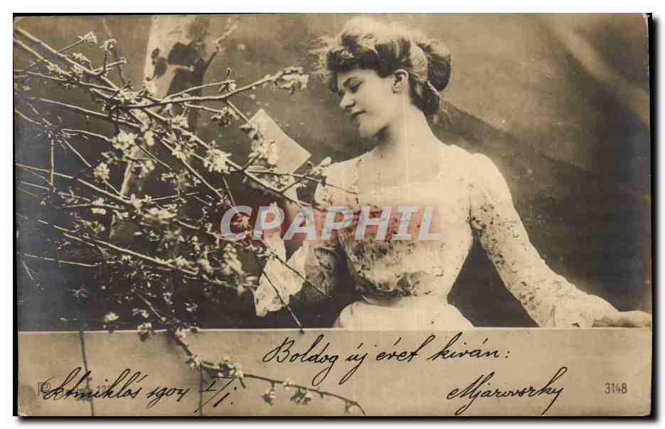 Femme en robe à motifs — devant des branches fleuries — éditeur Chybarovský, n° 3148