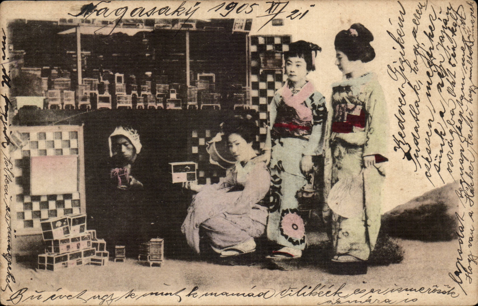 Kagasaki — scène de rue avec trois femmes en kimono — Carte Postale Universelle