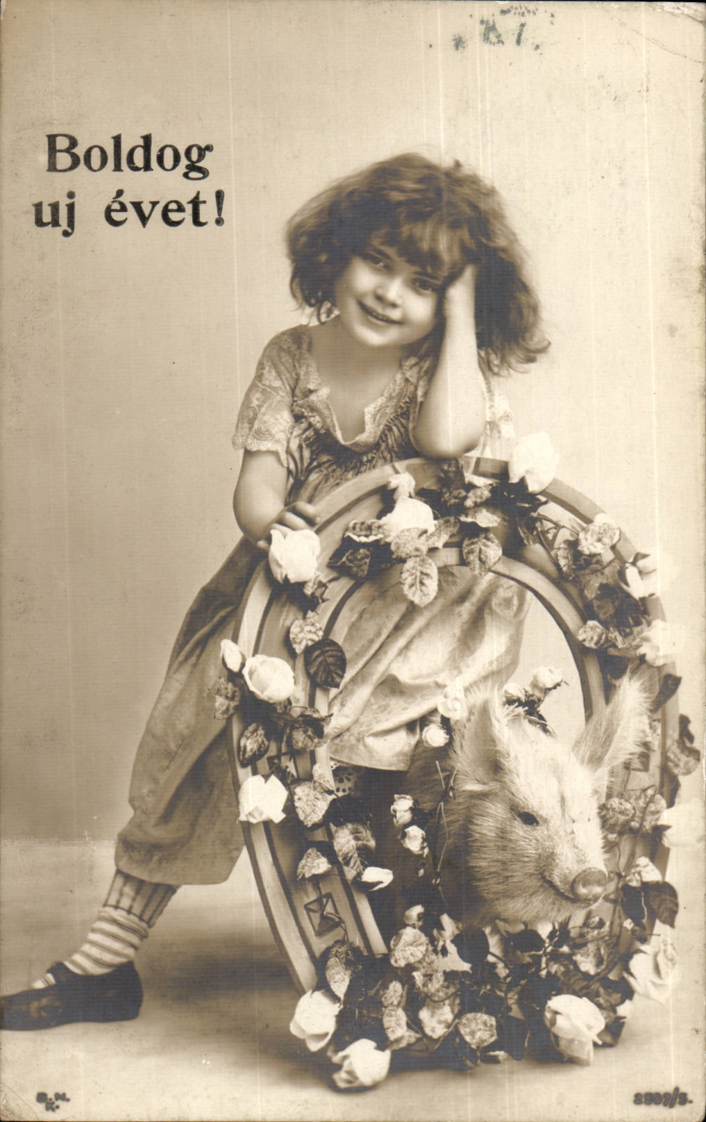 Fantaisie - Enfant - Darling girl with flowered horseshoe (carte hongroise Hungary Hongrie) - CPA Cochon Pig