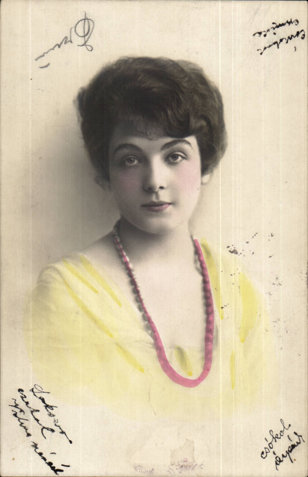 Fantaisie - Femme - Woman with simpering smile and beaded necklace CPA (carte hongroise Hongrie Hungary)