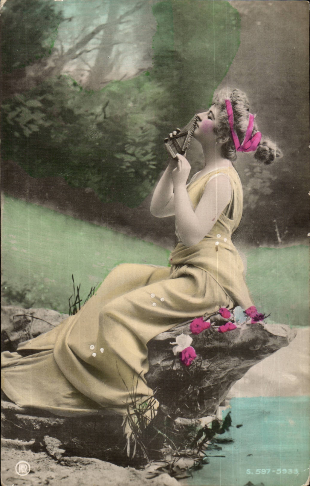 Joven mujer en vestido amarillo tocando un instrumento — S. 597-5933 — Unión postal universal