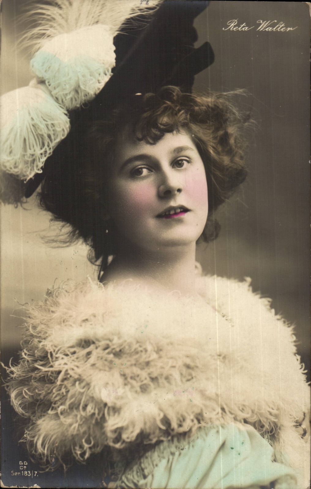 Fantaisie - Femme - Beautiful woman with elegant feathered hat CPA (carte hongroise Hongrie Hungary)