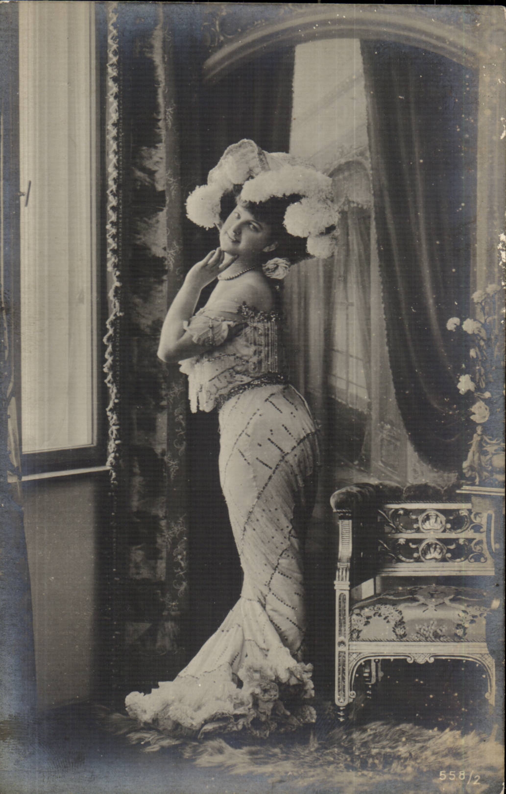 Femme en robe de soirée et chapeau à plumes — studio photographique — série 558/2
