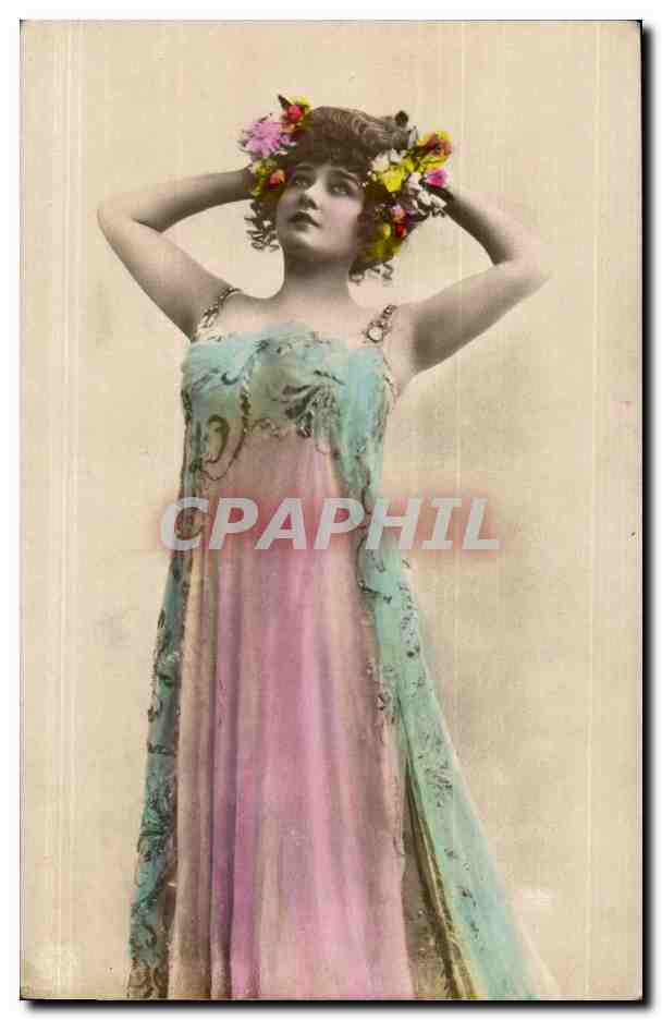 Femme en robe pastel et couronne de fleurs — éditeur inconnu, n° de série non visible