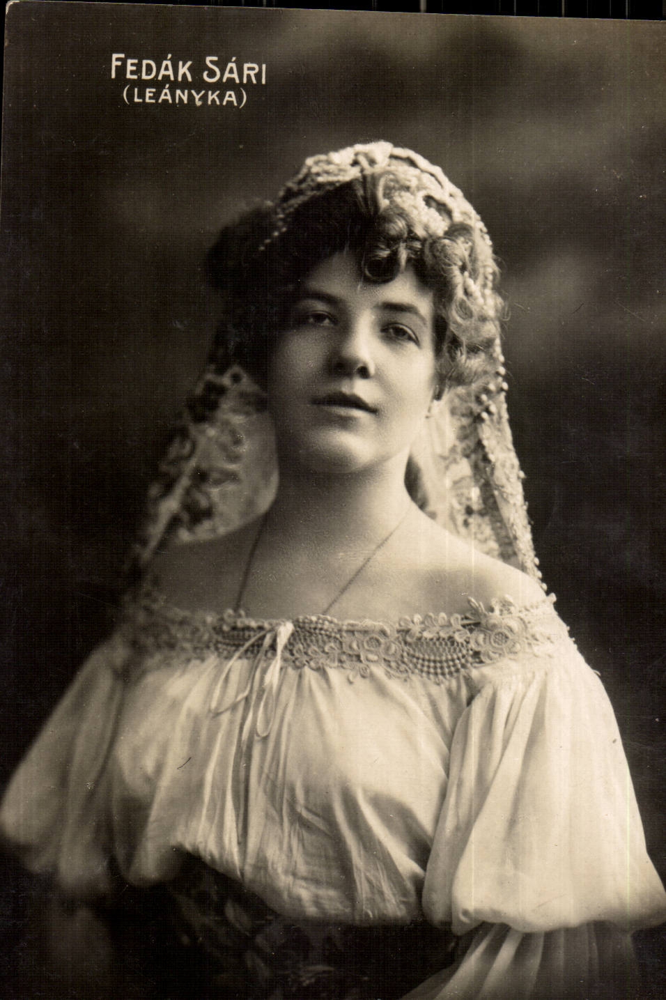 FEDÁK SÁRI (LEÁNYKA) — Portrait féminin — Éditeur : Lévélező-Lap, Budapest