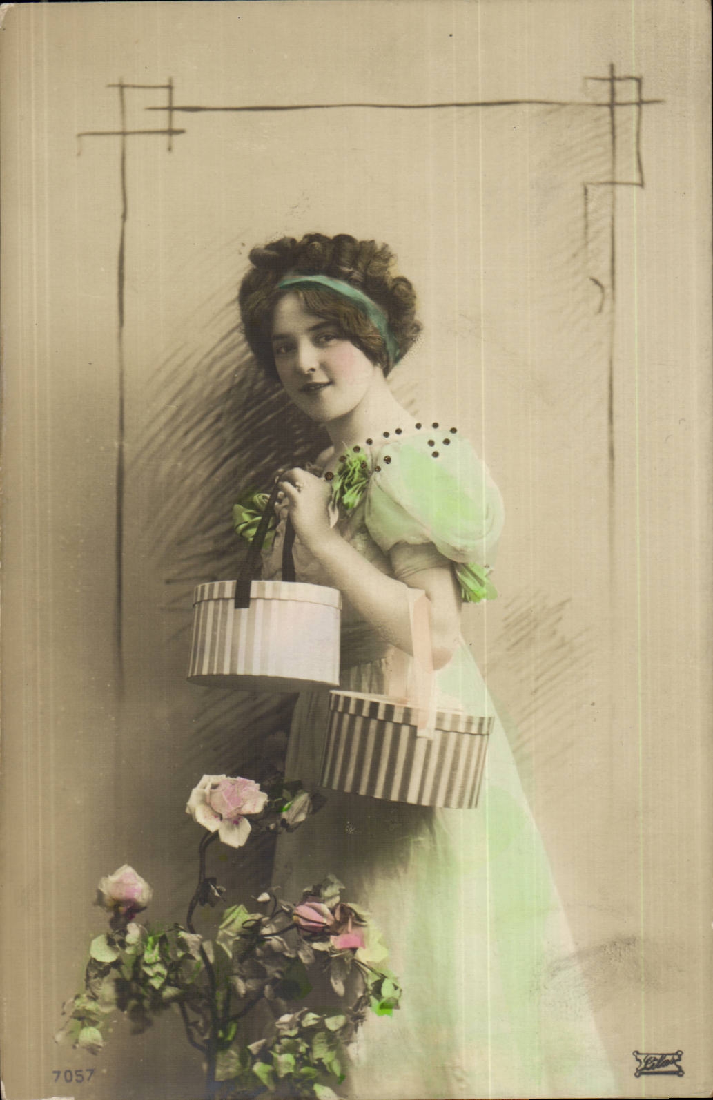 Jeune femme en robe verte tenant deux paniers — éditeur Végh, n° 7057