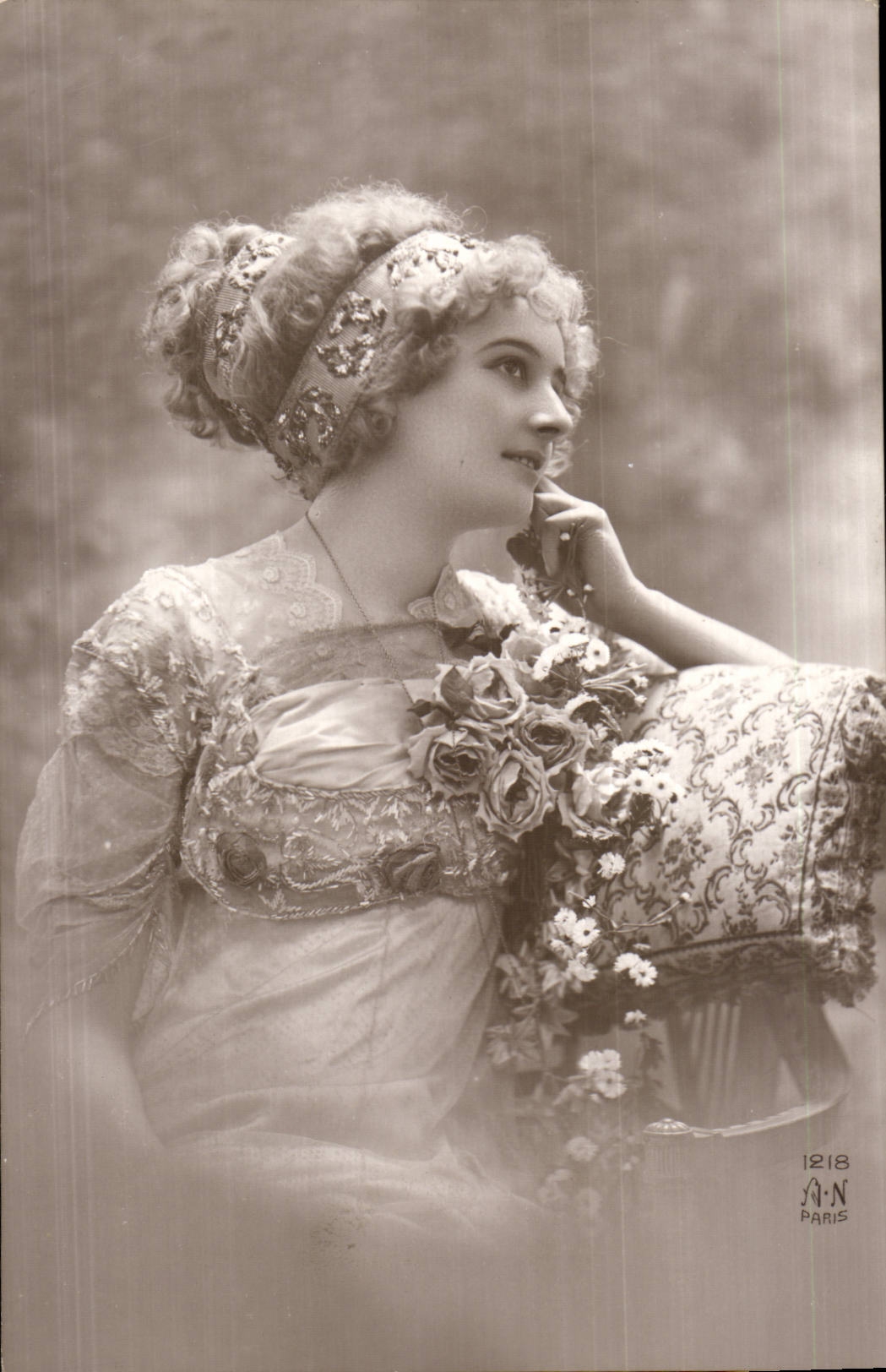 Jeune femme en robe ornée tenant un bouquet — A.N. Paris, n° 1218