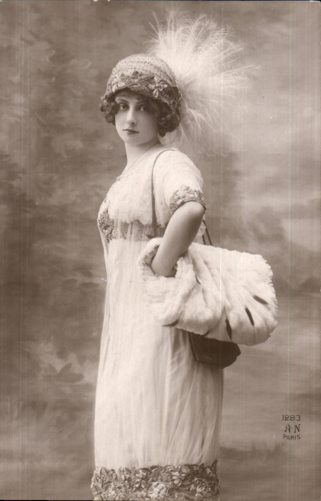 Jeune femme en robe élégante et chapeau à plumes — J.A.N. Paris, n°1283