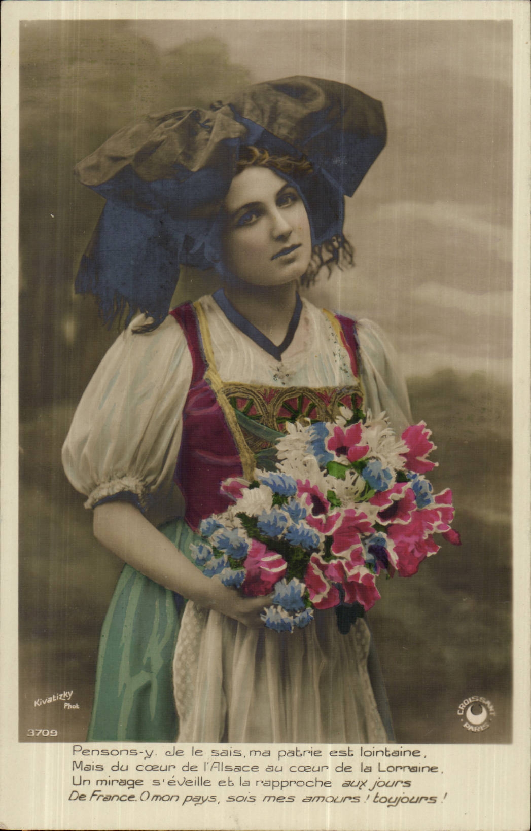 Jeune femme en costume alsacien — poème sur l'Alsace et la Lorraine — Kvalitzky Phot, n°3709