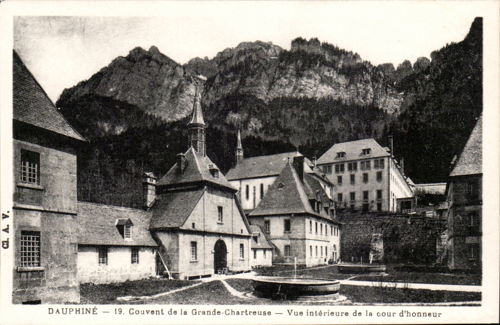 Dauphiné — Couvent de la Grande-Chartreuse — Vue intérieure de la cour d'honneur
