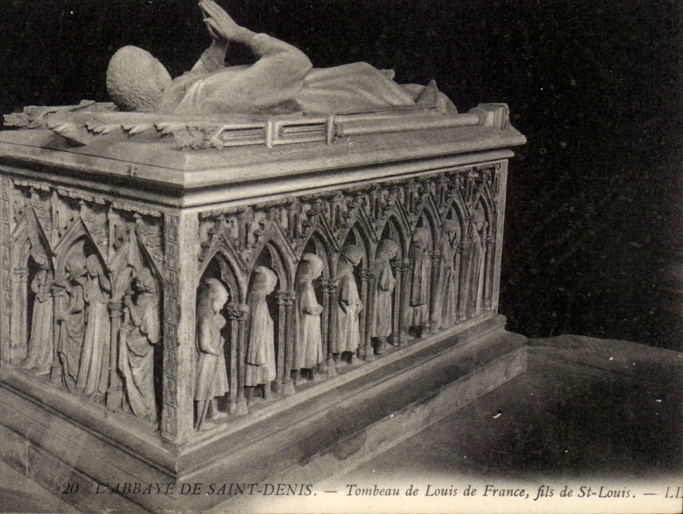 L'abbaye de Saint Denis CPA Tombeau de Louis de France fils de Saint Louis
