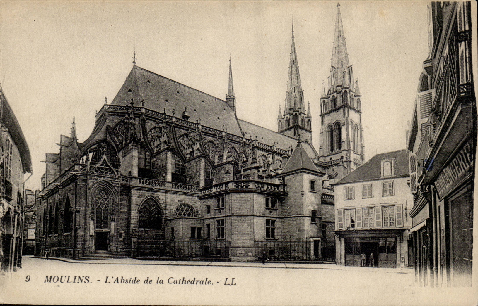 Moulins CPA L'abside de la cathedrale
