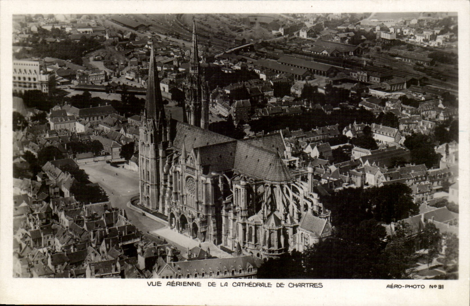 CPA Vue aerienne de la cathedrale de Chartres