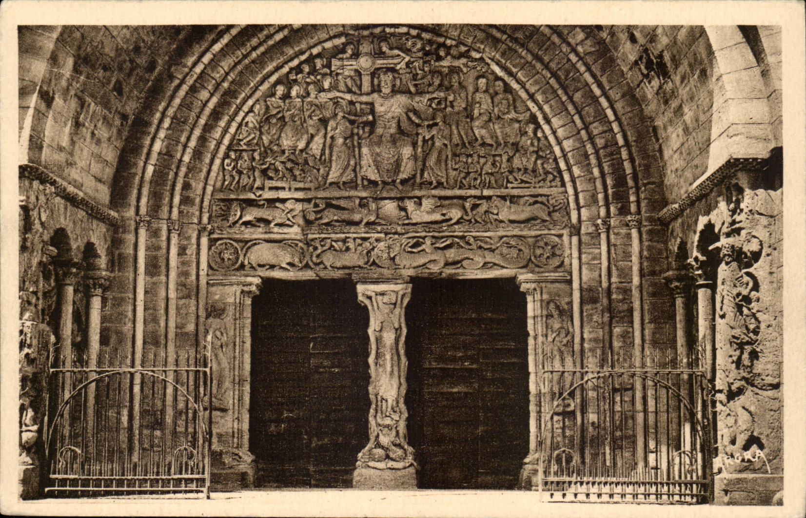 Beaulieu sur Dordogne - Potail de L'Eglise Le Tympan - - CPA - 
