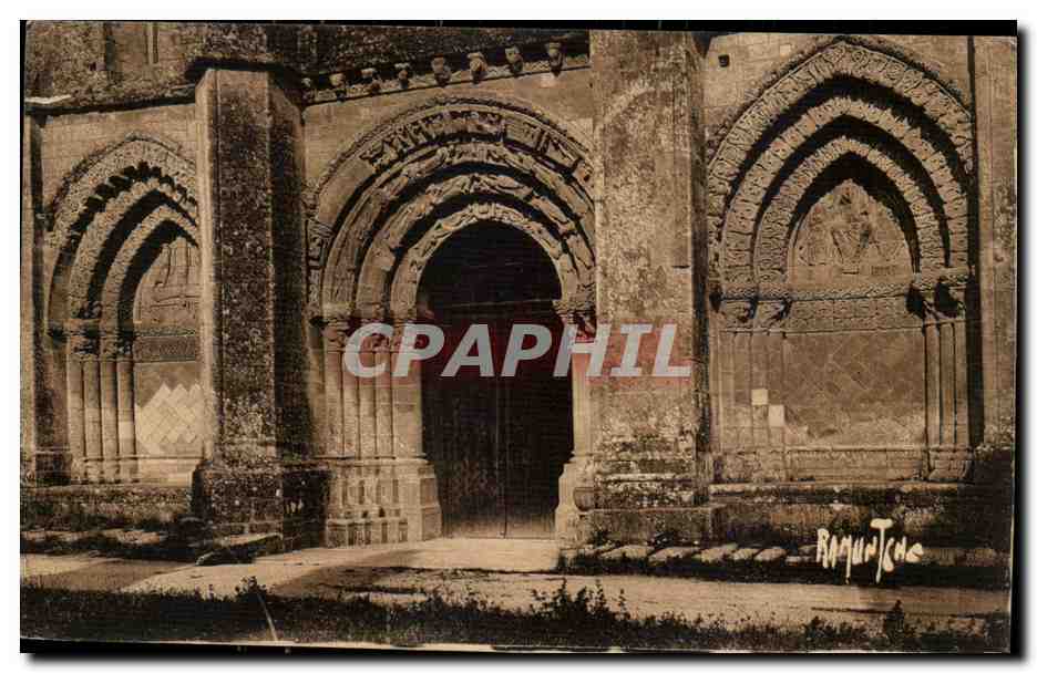 Portail gothique de l'église — détails sculptés — RagunTene