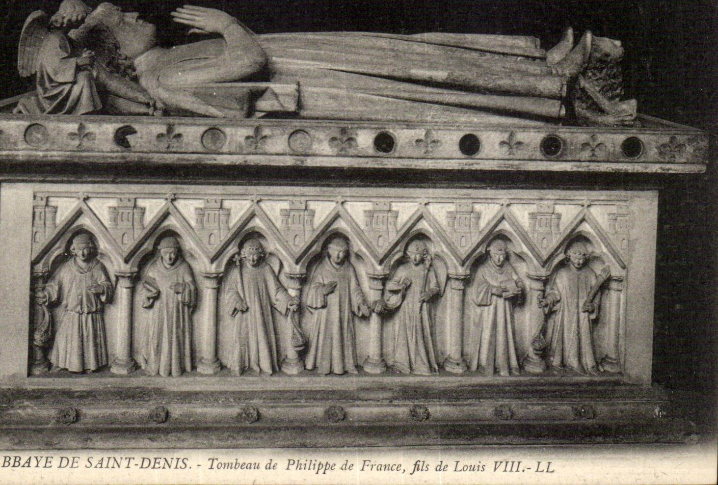 L abbaye de Saint Denis CPA Tombeau de Philippe de France fils de Louis VIII