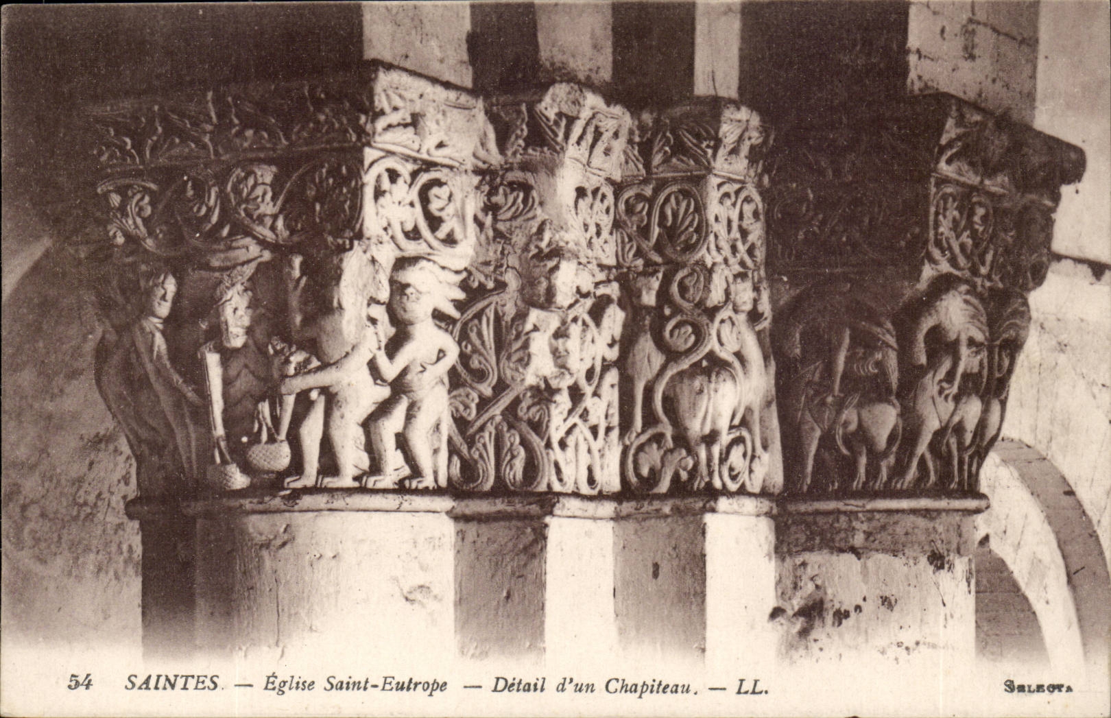 Saintes CPA Eglise Saint Eutrope Destail d'un chapiteau