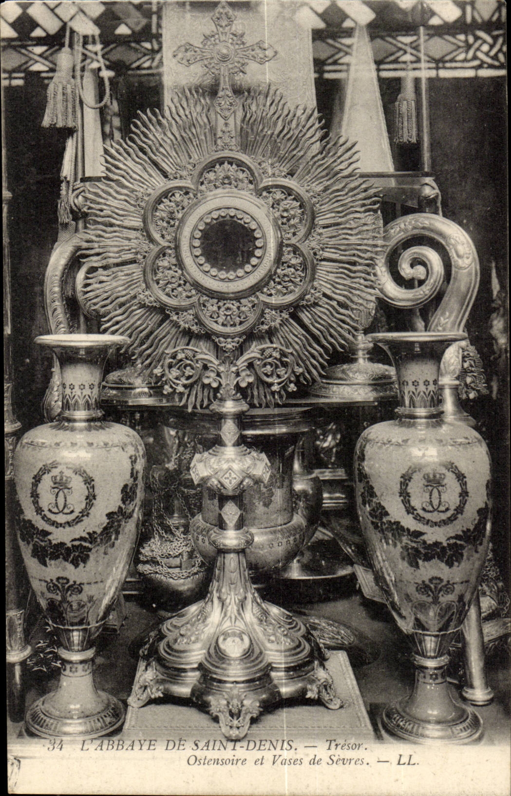 L'ABBAYE DE SAINT-DENIS — Trésor. Ostensoire et Vases de Sèvres. — LL.