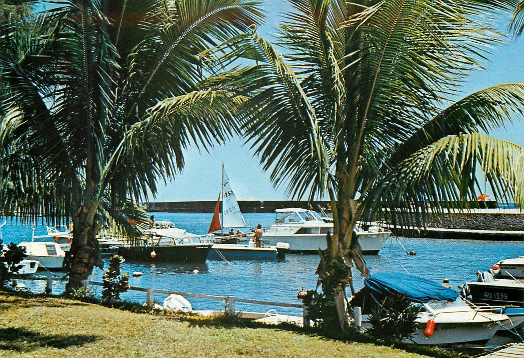 CPM L Ile de la Reunion Le port de Saint Gilles 