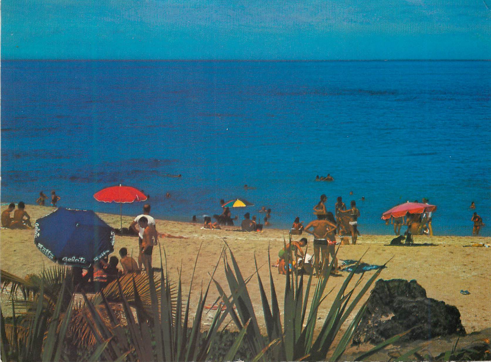 CPM Ile de la Reunion La plage du Boucan Canot Saint Gilles 