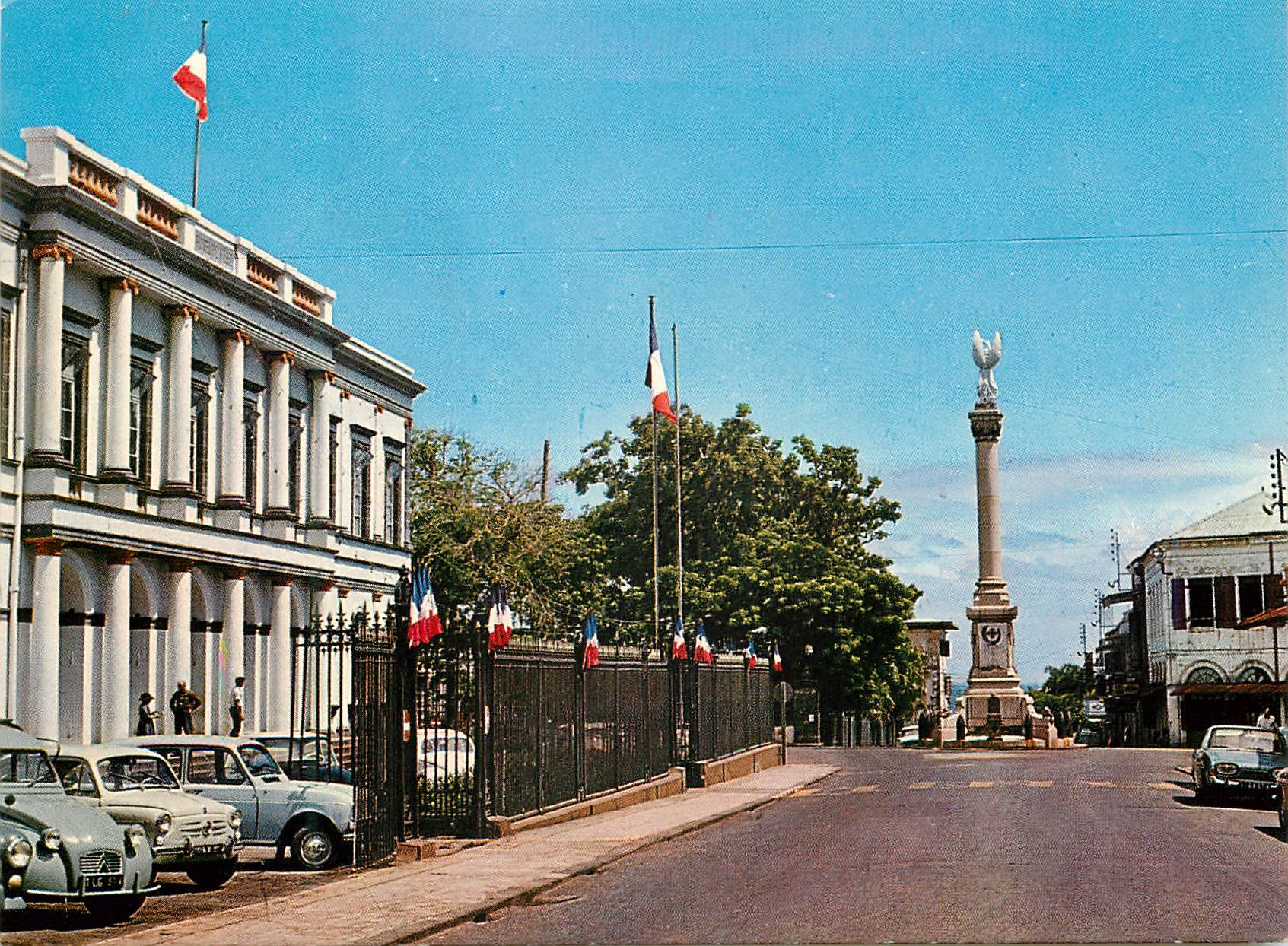CPM La Reunion Saint Denis Rue de Paris et vue sur le Monument aux Morts a gauche la Mairie 