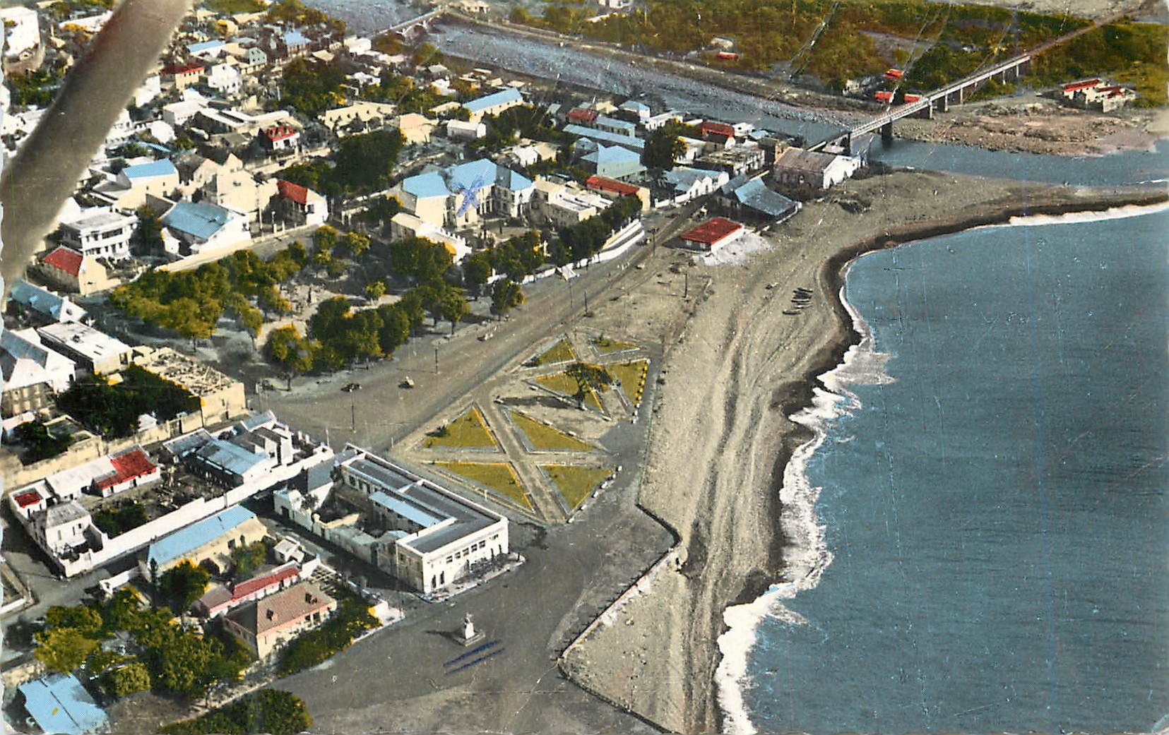 CPM Ile de la Reunion Saint Denis Place du Barachois et Prefecture Vue d avion 