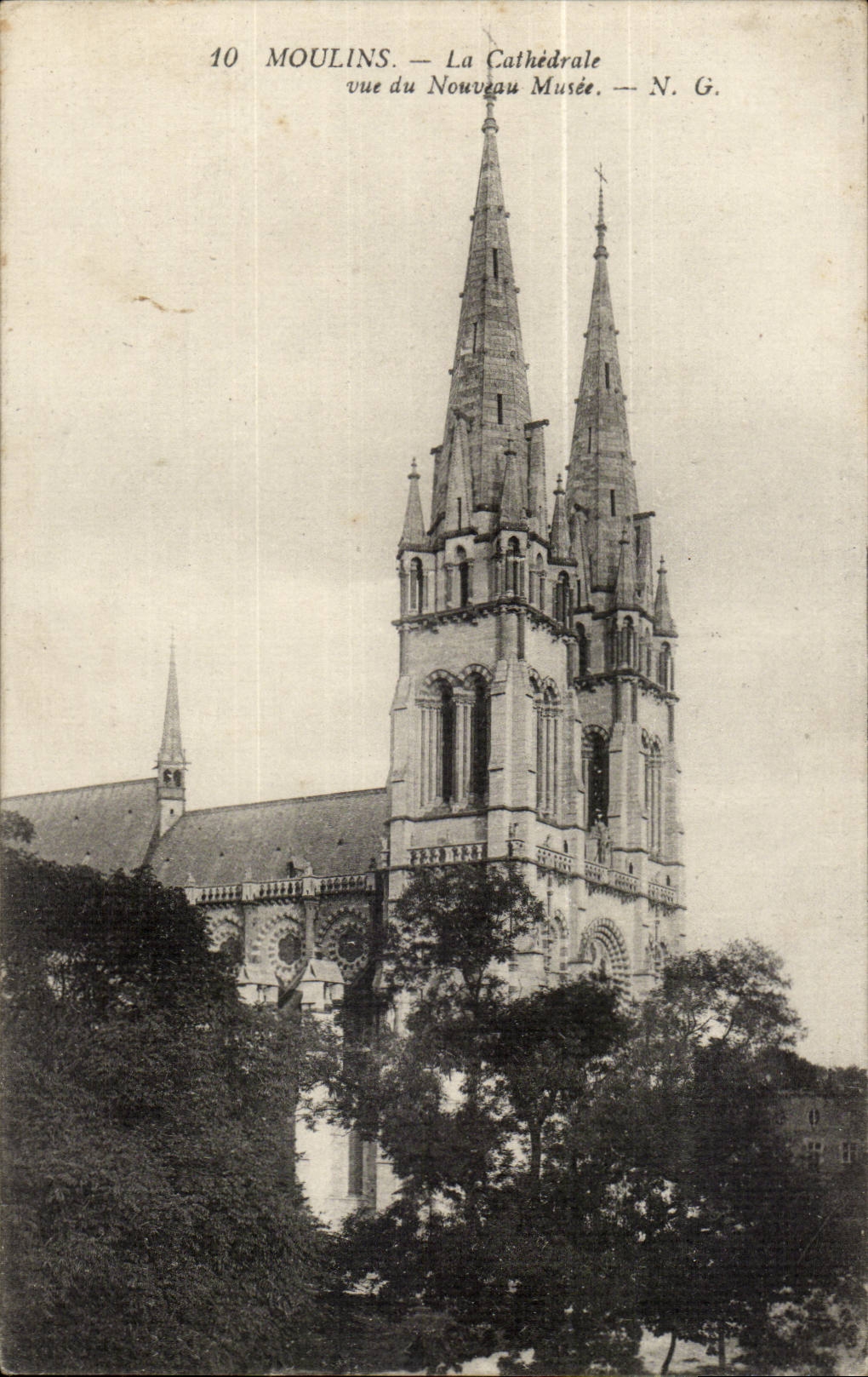 Moulins CPa La cathedrale vue du nouveau Musee