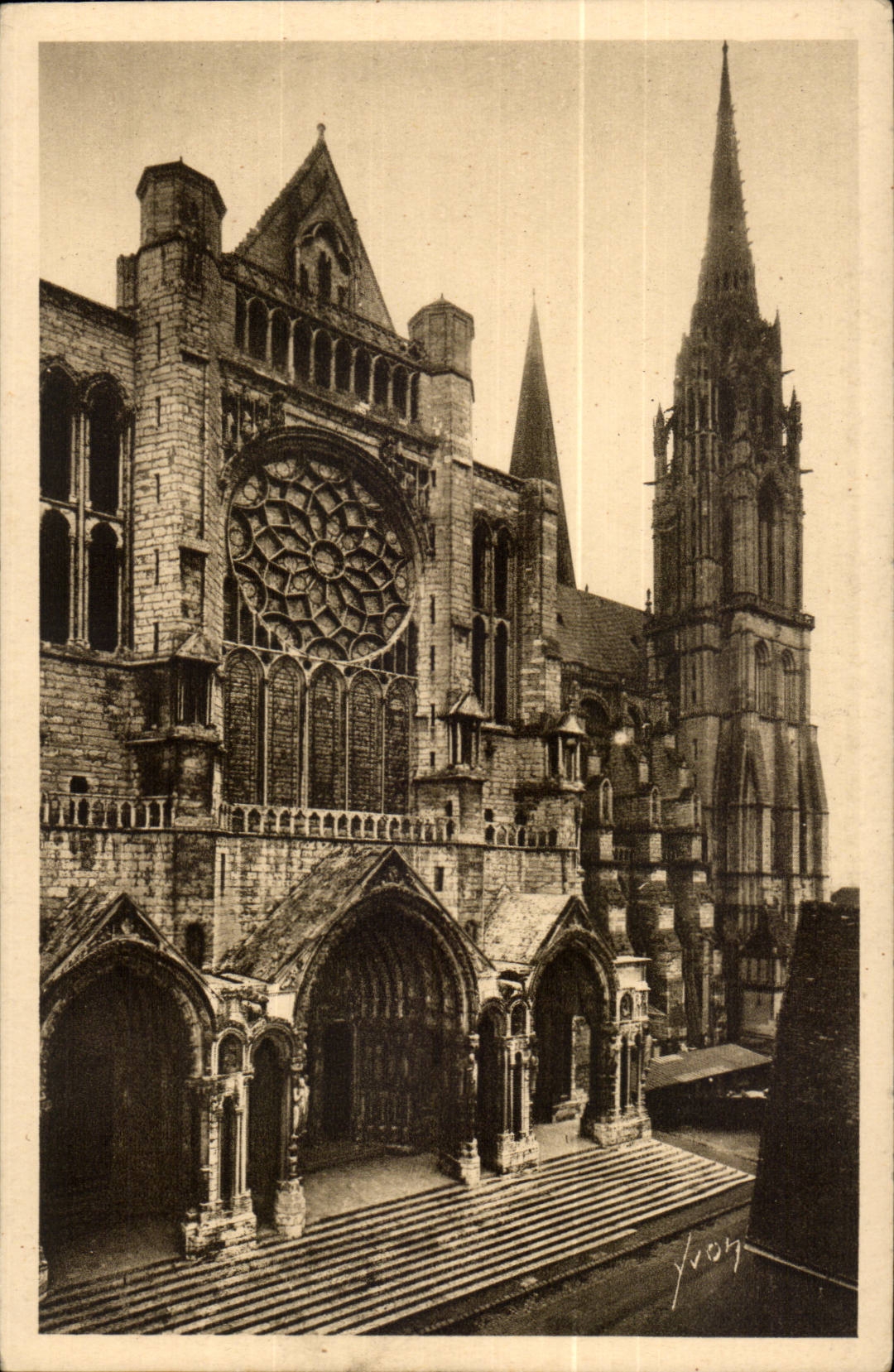 Chartres CPA Le portail Nord et la fleche