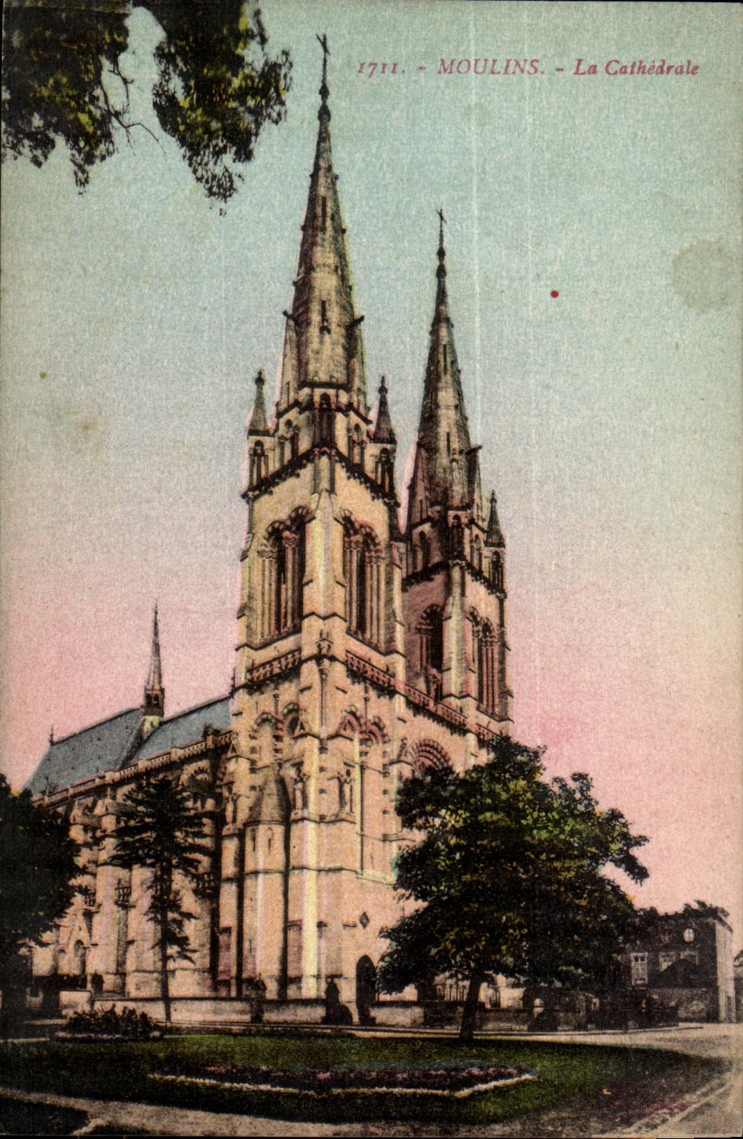 Moulins CPA La cathedrale