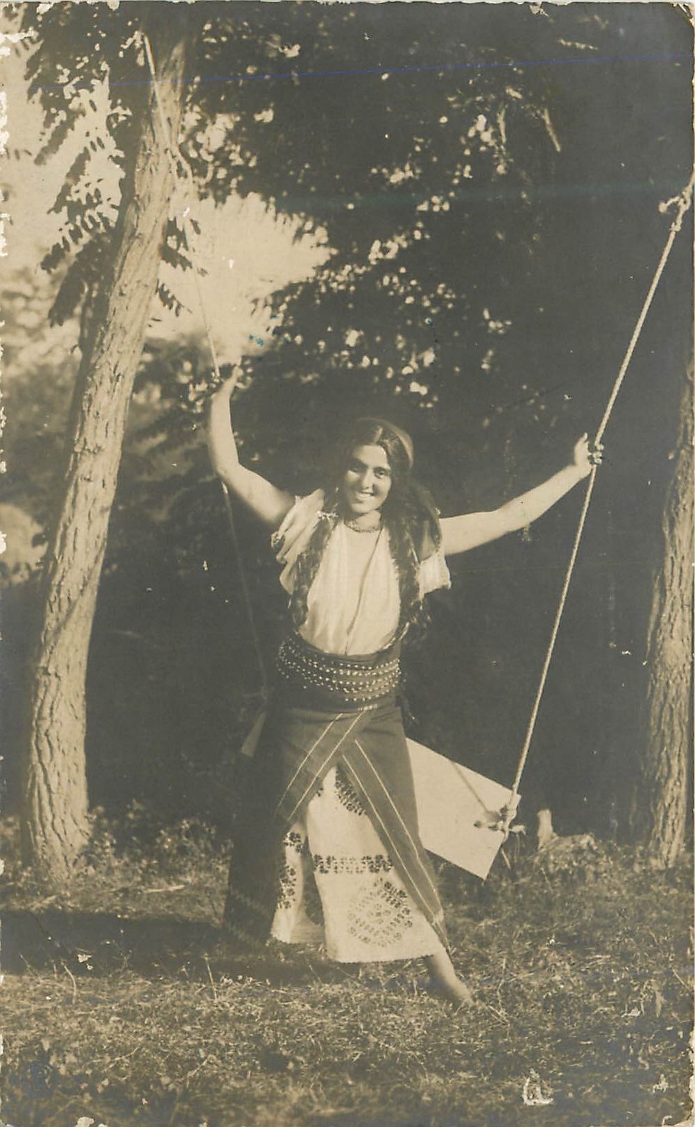 Femme en costume traditionnel roumain — sur balançoire — Edit. C. Steta, Bucarest, n° 18