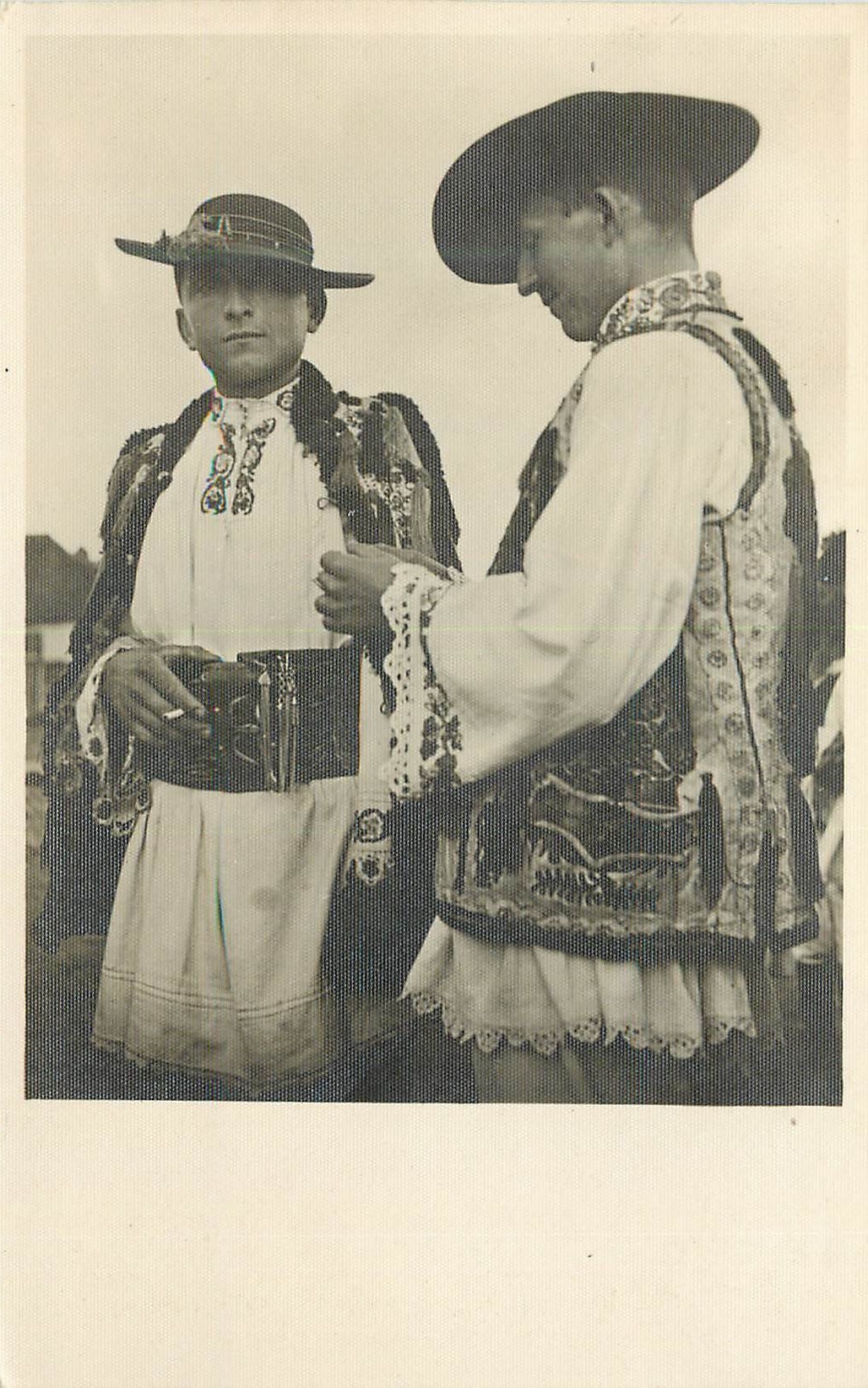 CPA Rumanische Burschen aus Chintelnic 