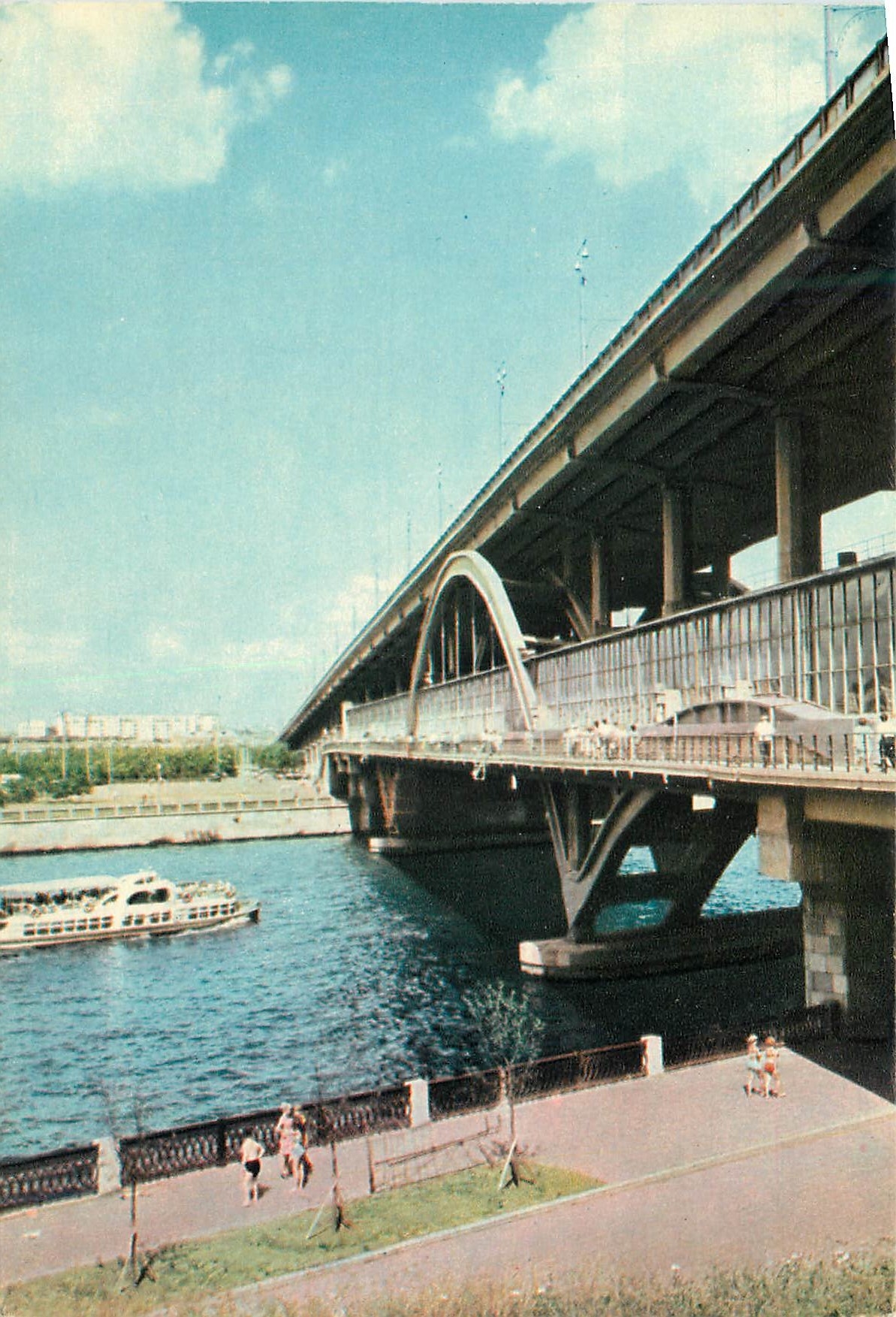 CPM Mockba Leninskiye Gore metro station and bridge 
