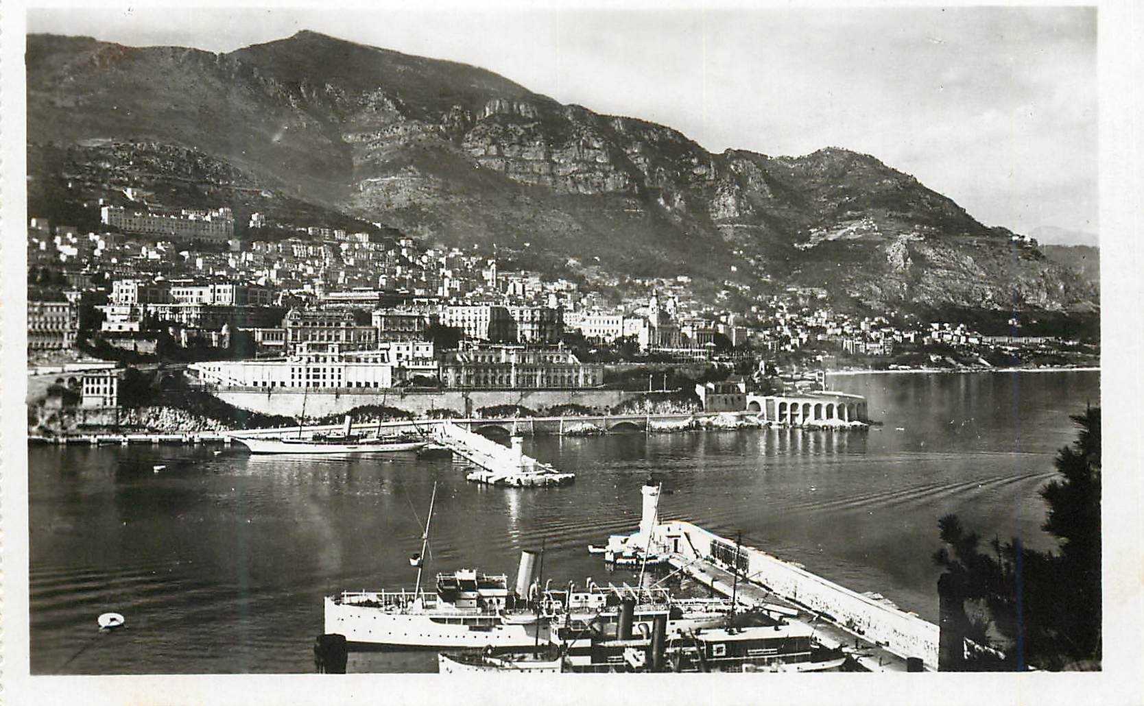 CPA Monaco L entree du port et vue sur Monte Carlo Bateaux