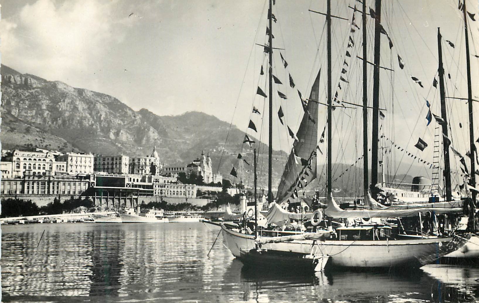 CPM Principaute de Monaco Les yachts au port Au fond Monte Carlo Bateaux