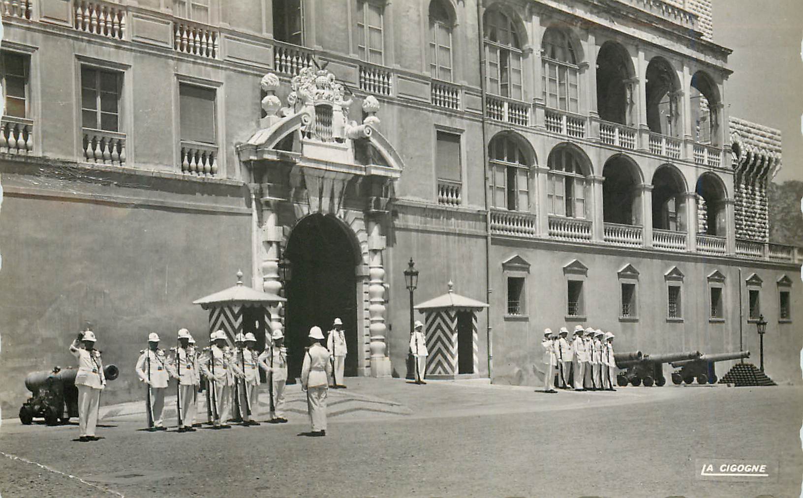 CPM Monaco La releve de la garde devant le palais princier Militaria