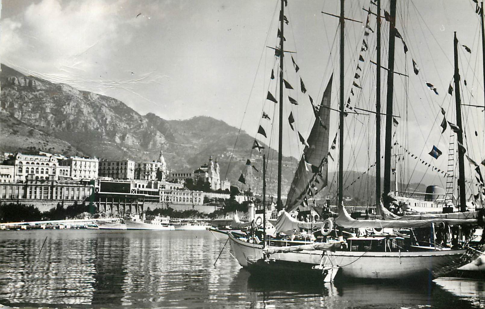 CPM Principaute Les yachts au port Au fond Monte Carlo Bateaux