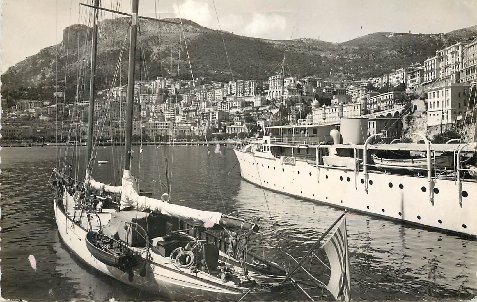 CPM Monte Carlo Le port et la tete de chien Bateaux