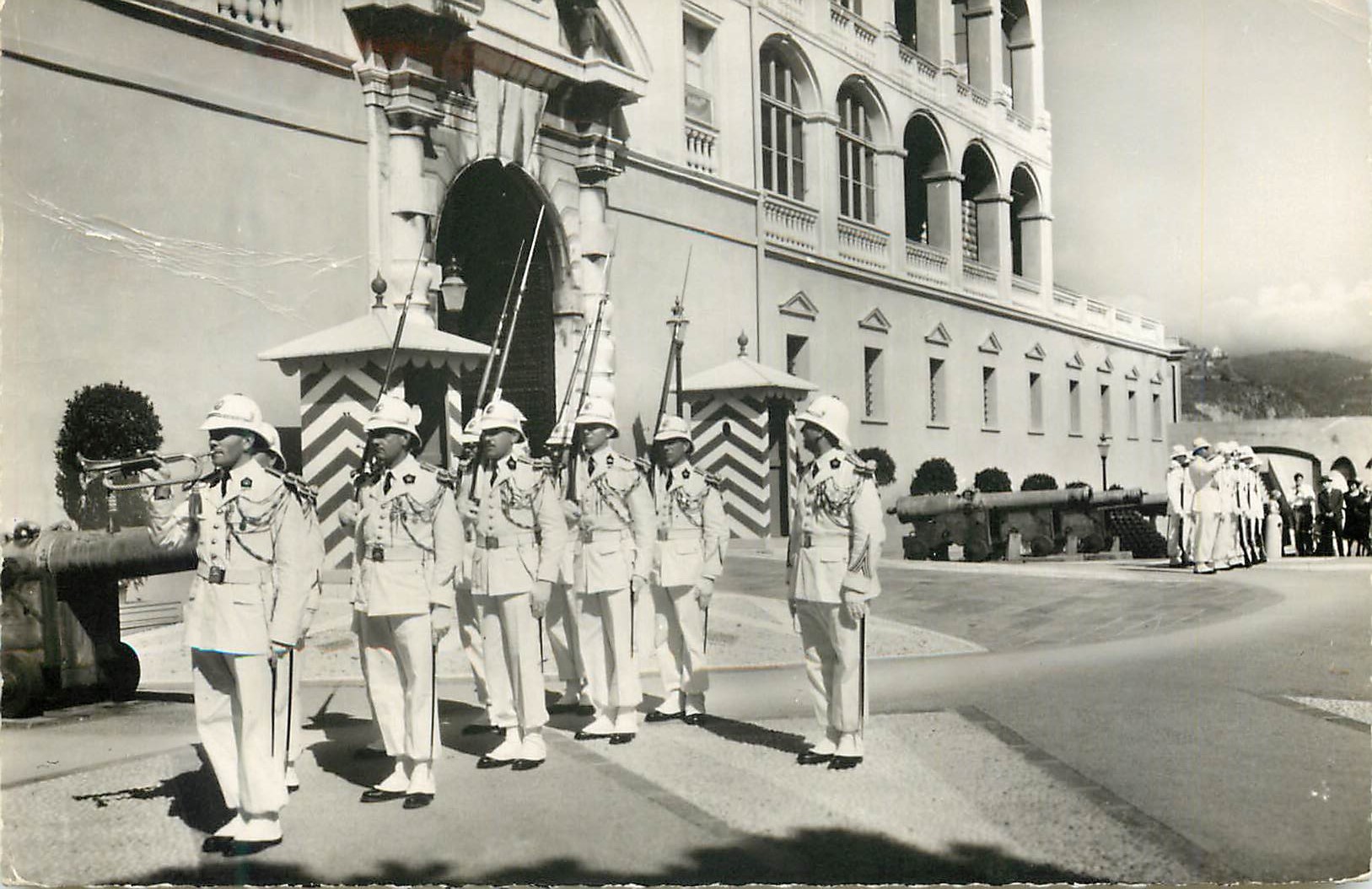 CPM Monaco Le defile de la releve de la garde des Carabiniers de SAS le Prince de Monaco Militaria