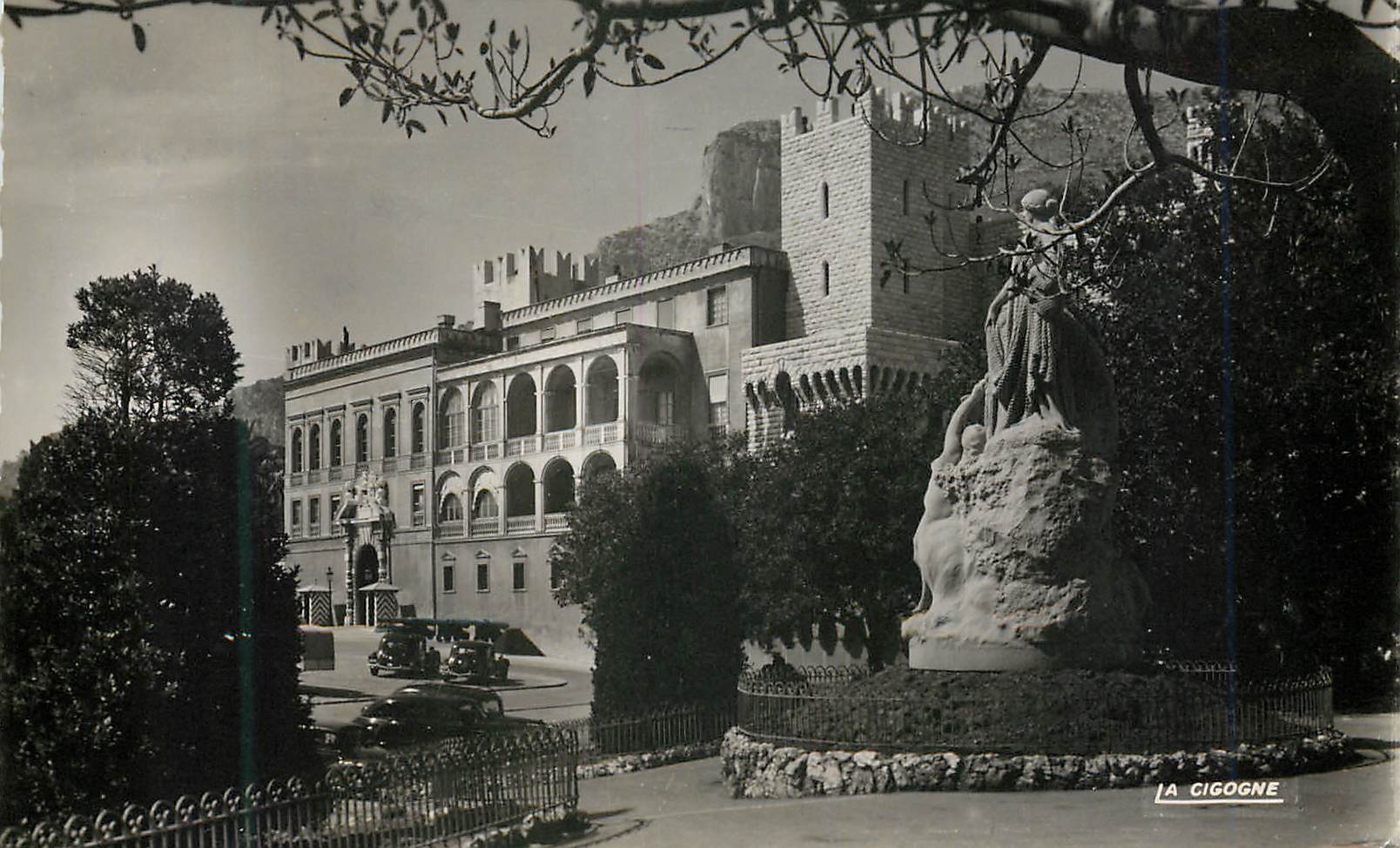 CPM Monaco Le palais du Prince et le monument commemoratif 