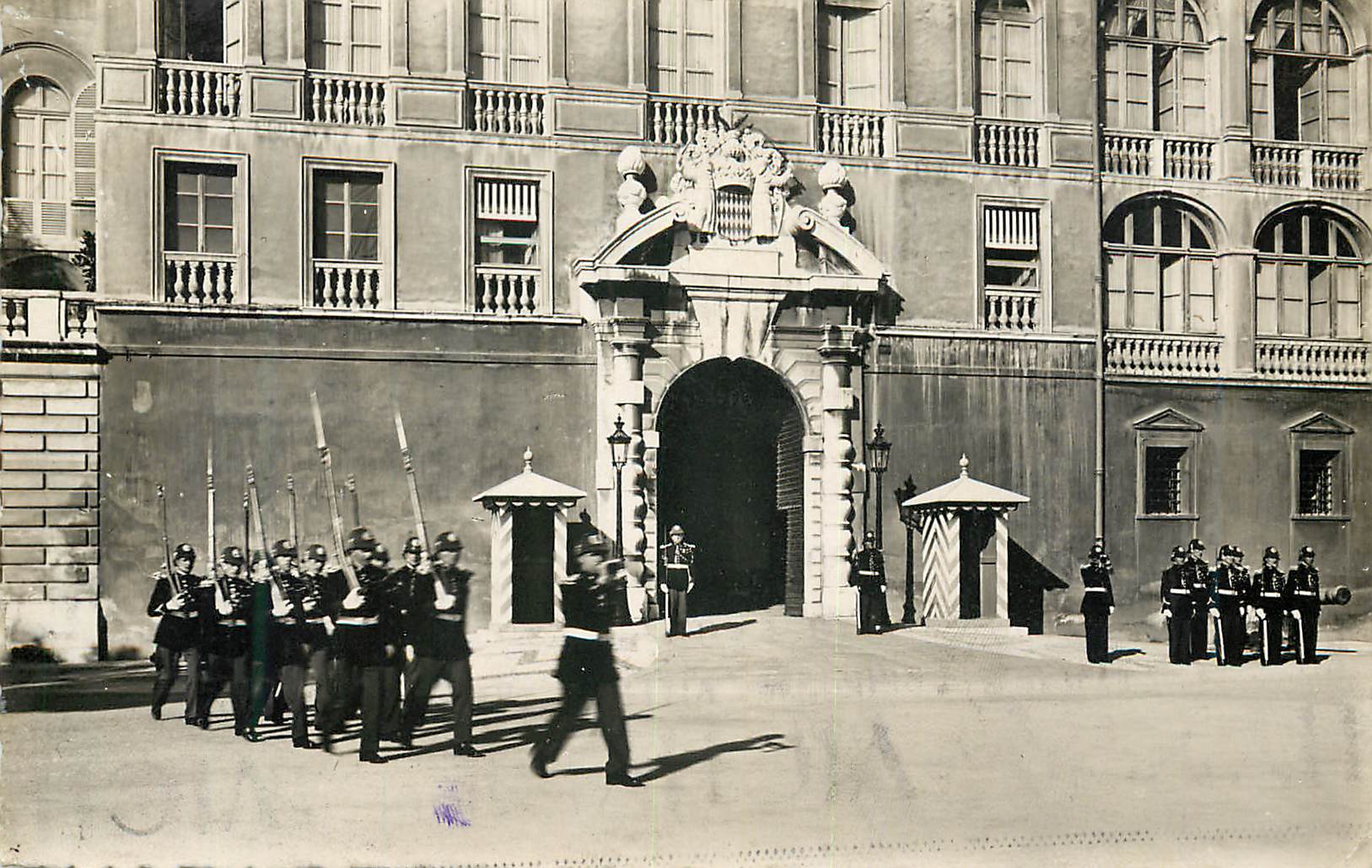 CPM Monaco La releve de la Garde des Carabiniers de SAS le Prince de Monaco Militaria